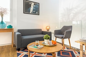 Leilighet (2 Bedrooms) | Oppholdsområde | En 32-tommers TV med kabel-kanaler