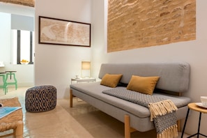 Apartment (0 Bedroom) | Living room