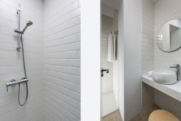 Apartment (1 Bedroom) | Badezimmer | Dusche, Haartrockner, Handtücher, Seife