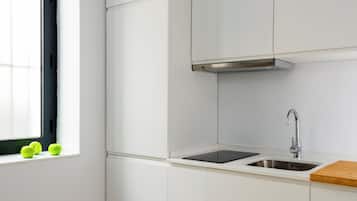 Appartement (1 Bedroom) | Privékeuken | Een koelkast/vriezer, een magnetron, een kookplaat