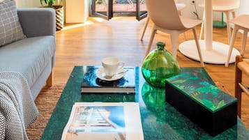 Appartement (2 Bedrooms) | Woonruimte | Een 32-inch televisie met kabelzenders