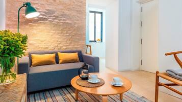 Apartment (1 Bedroom) | Wohnbereich | 32-Zoll-Fernseher mit Kabelempfang