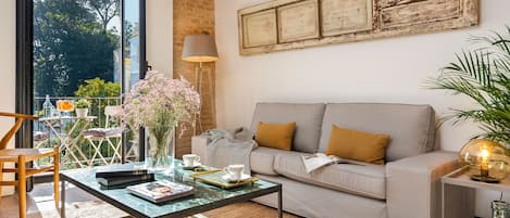 Apartment (3 Bedrooms) | Living area