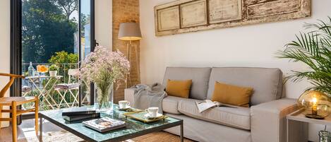 Appartement (3 Bedrooms) | Woonruimte | Een 32-inch televisie met kabelzenders