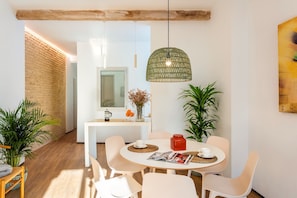 Apartment, 3Â Schlafzimmer | Wohnzimmer | 32-Zoll-Fernseher mit Kabelempfang