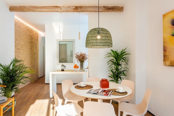 Appartement, 3 chambres | Salle de séjour | Télévision de 32 pouces avec chaînes par câble