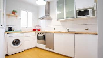 Apartment (2 Bedrooms) | Eigene Küche | Großer Kühlschrank, Mikrowelle, Ofen, Herdplatte