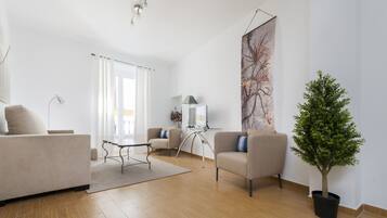 Appartement (2 Bedrooms) | Woonkamer | Een 32-inch televisie met kabelzenders