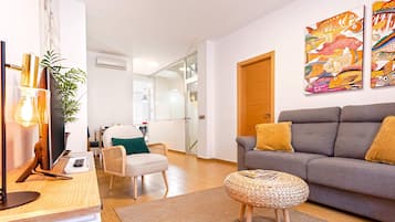 Leilighet (2 Bedrooms) | Oppholdsområde | En 32-tommers TV med kabel-kanaler