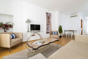 Lejlighed (2 Bedrooms) | Stue | 32-tommers tv med kabelkanaler
