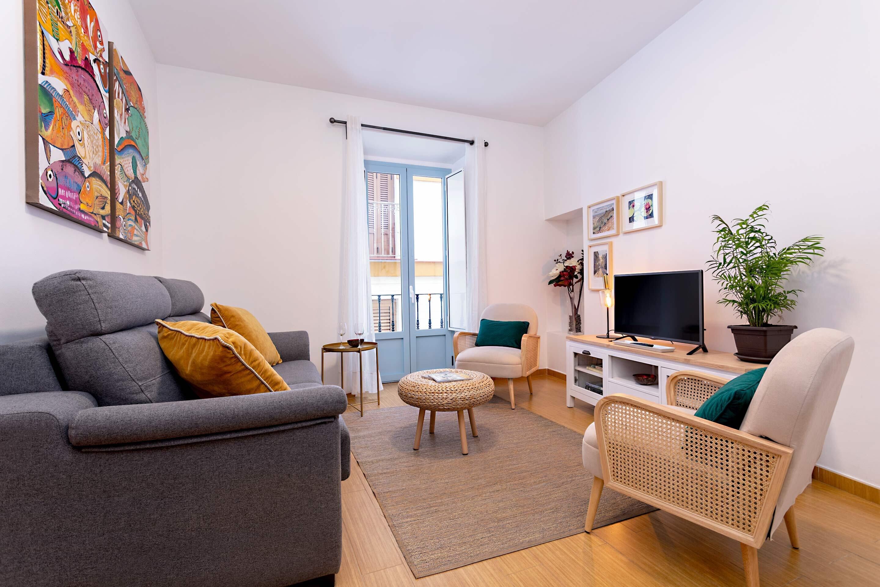 Leilighet (2 Bedrooms) | Oppholdsområde | En 32-tommers TV med kabel-kanaler