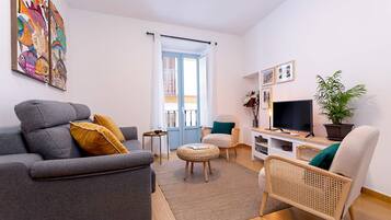 Leilighet (2 Bedrooms) | Oppholdsområde | En 32-tommers TV med kabel-kanaler