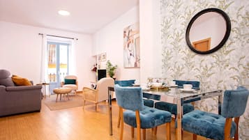 Apartment (2 Bedrooms) | Essbereich im Zimmer