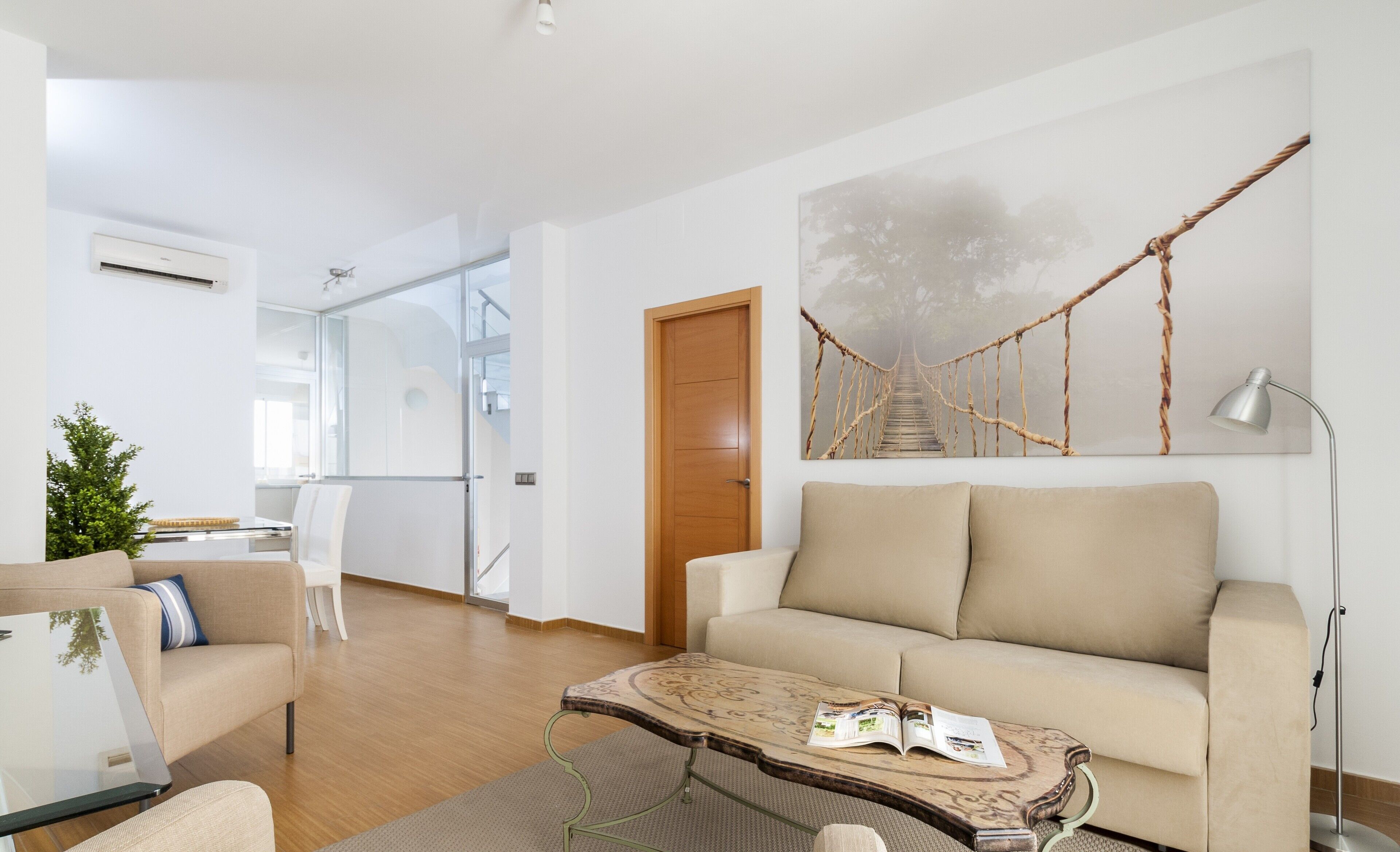 Appartement (2 Bedrooms) | Woonkamer | Een 32-inch televisie met kabelzenders