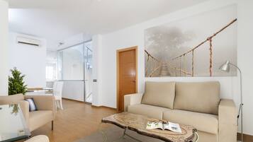 Appartement (2 Bedrooms) | Woonkamer | Een 32-inch televisie met kabelzenders