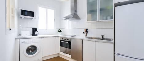 Apartment (2 Bedrooms) | Private kitchen | Full-size fridge, microwave, oven, stovetop
