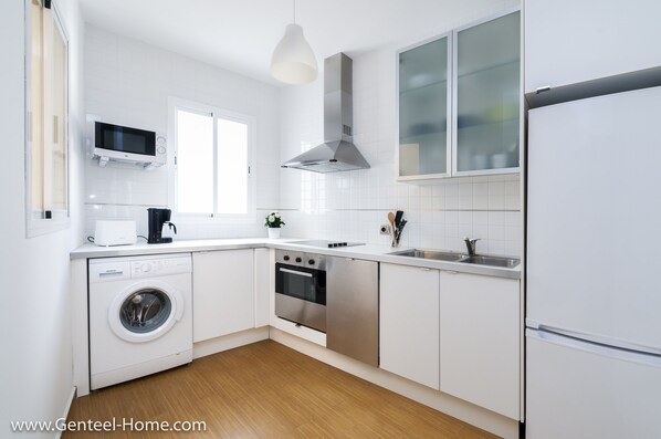 Apartment (2 Bedrooms) | Private kitchen | Full-sized fridge, microwave, oven, stovetop
