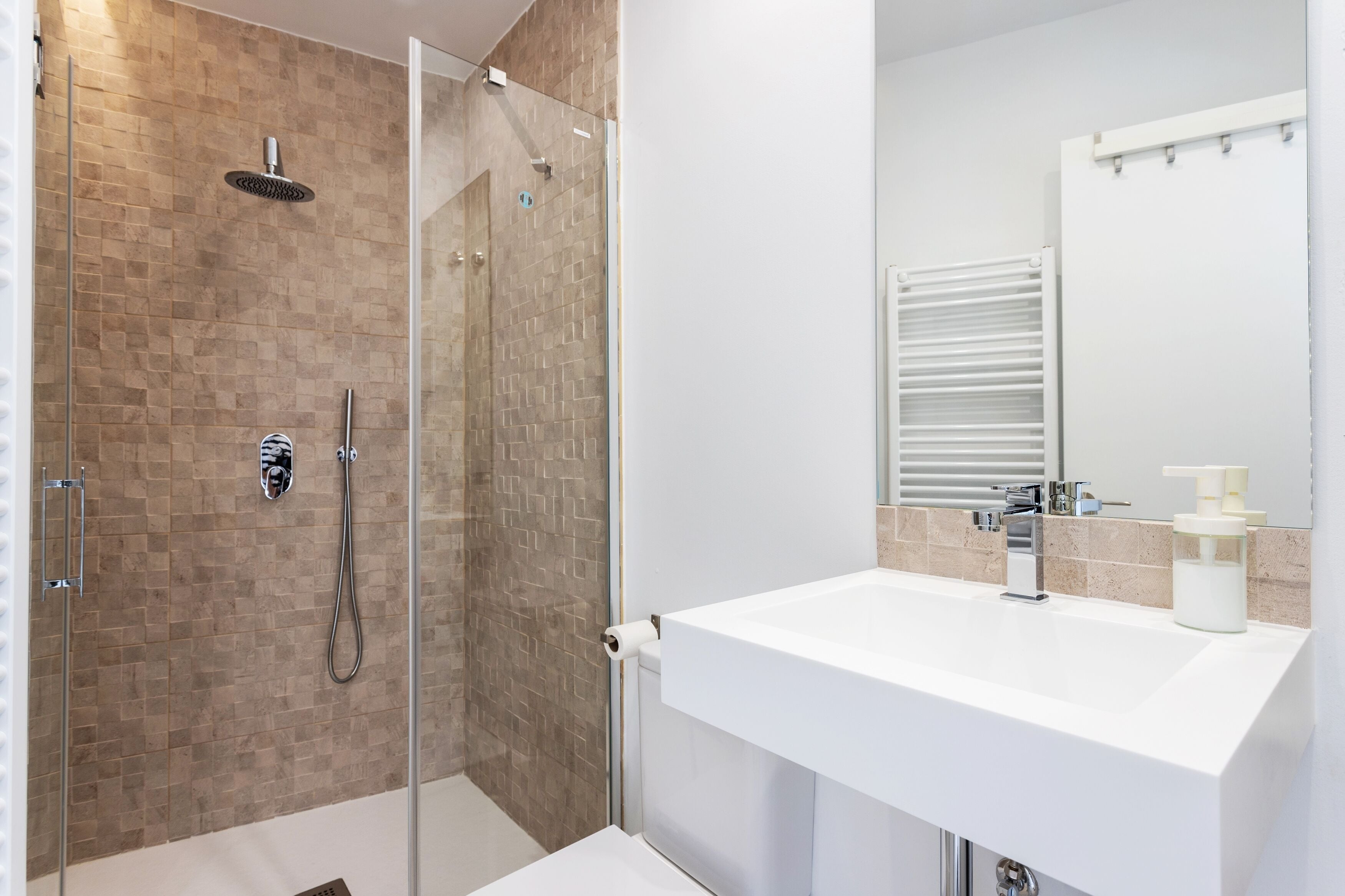 Apartamento (4 Bedrooms) | Banheiro | Chuveiro, produtos de toalete grátis, secador de cabelo 