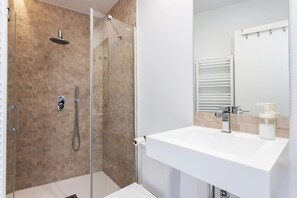 Leilighet (4 Bedrooms) | Bad | Dusj, hårføner, håndklær og såpe