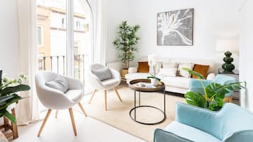 Departamento (4 Bedrooms) | Sala de estar | Televisión de 32 pulgadas con canales por cable