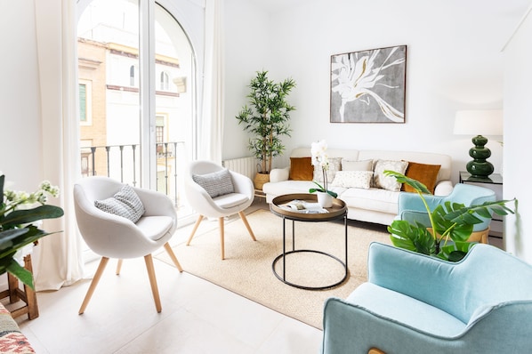 Apartment (4 Bedrooms) | Living room
