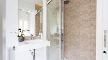 Apartamento (4 Bedrooms) | Banheiro | Chuveiro, produtos de toalete grátis, secador de cabelo