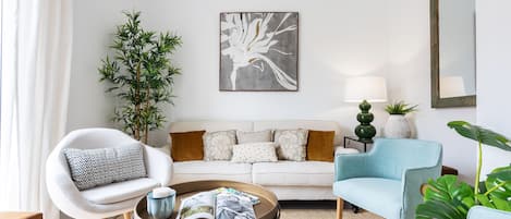 Apartamento (4 Bedrooms) | Sala de estar | TV 32 polegadas com canais a cabo