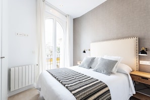 Apartment (4 Bedrooms) | 4 bedrooms, soundproofing, iron/ironing board, free WiFi