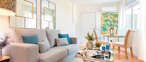 Appartement (2 Bedrooms) | Coin séjour | Télévision de 32 pouces avec chaßnes par cùble