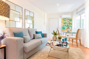 Appartement (2 Bedrooms) | Coin séjour | Télévision de 32 pouces avec chaînes par câble