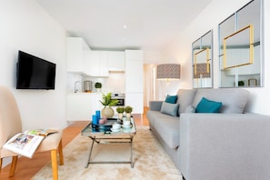 Appartement (2 Bedrooms) | Coin séjour | Télévision de 32 pouces avec chaînes par câble