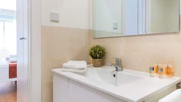 Apartamento (2 Bedrooms) | Banheiro | Chuveiro, toalhas de banho