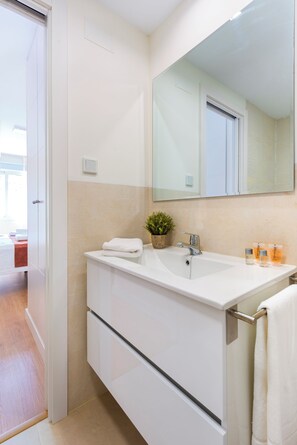 Apartament (2 Bedrooms) | Bany | Dutxa i tovalloles 