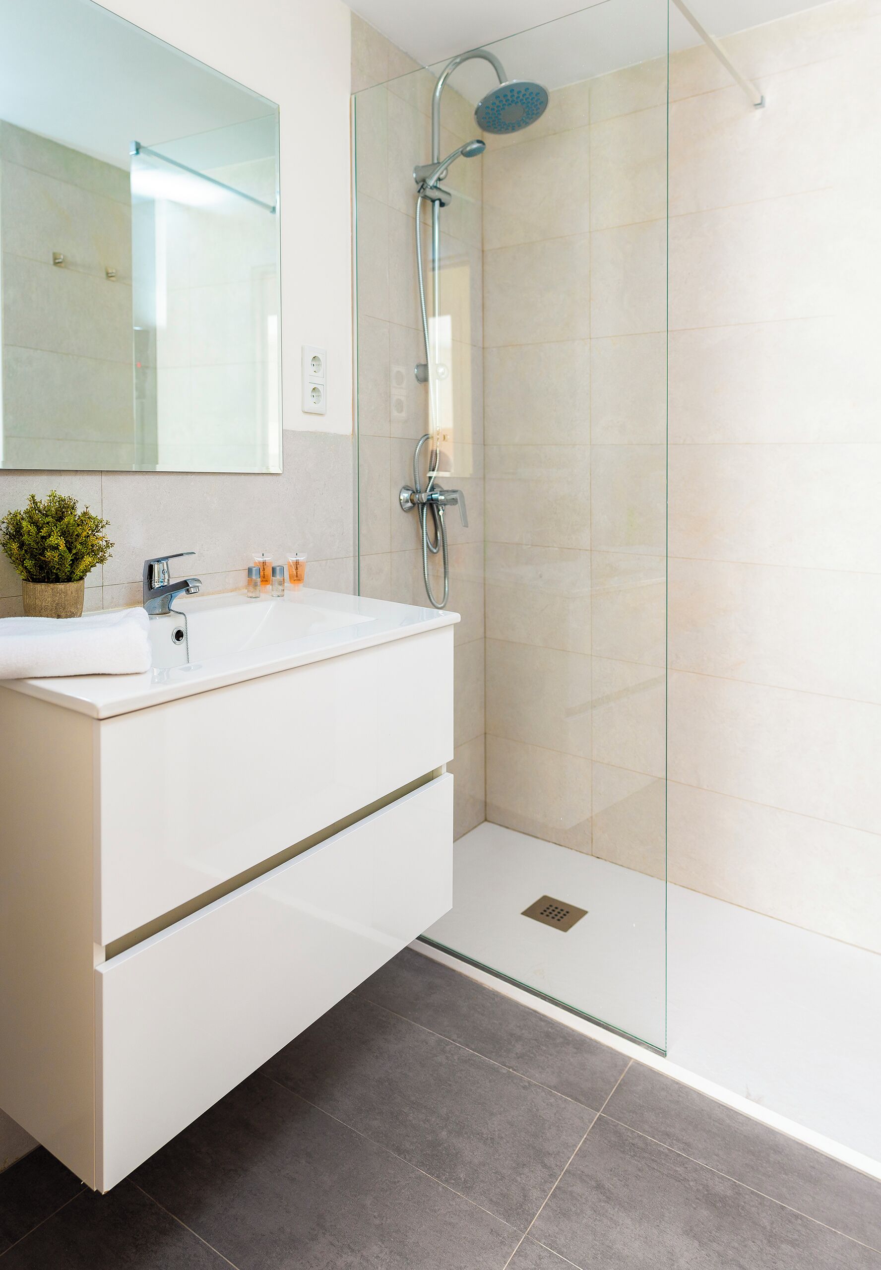 Apartment (2 Bedrooms) | Bathroom | Shower, towels