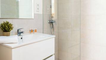 Apartment (2 Bedrooms) | Bathroom | Shower, towels