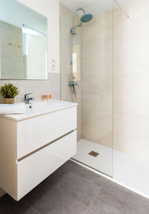 Huoneisto (2 Bedrooms) | Kylpyhuone | Suihku, pyyhkeet