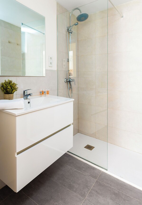 Apartment (2 Bedrooms) | Bilik Mandi | Pancuran mandi, tuala disediakan 