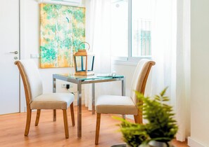 Huoneisto (2 Bedrooms) | Ruokailu omassa huoneessa