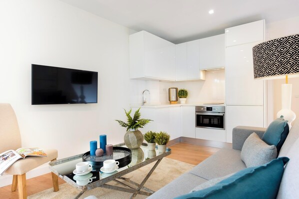 Apartment (2 Bedrooms) | Living area | 32-inch TV with cable channels - Genteel Home Pajaritos II (Seville)