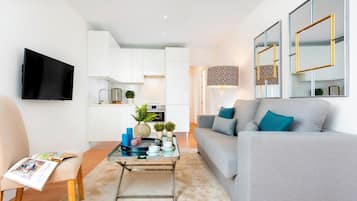 Appartement (2 Bedrooms) | Woonruimte | Een 32-inch televisie met kabelzenders