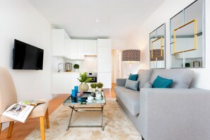 Huoneisto (2 Bedrooms) | Oleskelualue | 32–tuumainen televisio, jossa kaapelikanavat