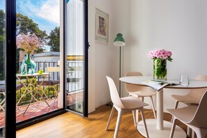 Apartment (2 Bedrooms) | Balcony - Beautiful 2 Bd Apart With View to Plaza Santa Cruz Santa Teresa V (Seville)