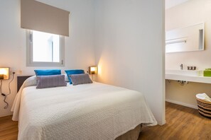 Apartment (2 Bedrooms) | 2 bedrooms, soundproofing, iron/ironing board, free WiFi - Beautiful 2 Bd Apart With View to Plaza Santa Cruz Santa Teresa V (Seville)
