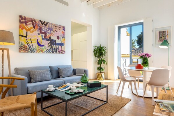 Apartment (2 Bedrooms) | Living room | 32-inch TV with cable channels - Beautiful 2 Bd Apart With View to Plaza Santa Cruz Santa Teresa V (Seville)