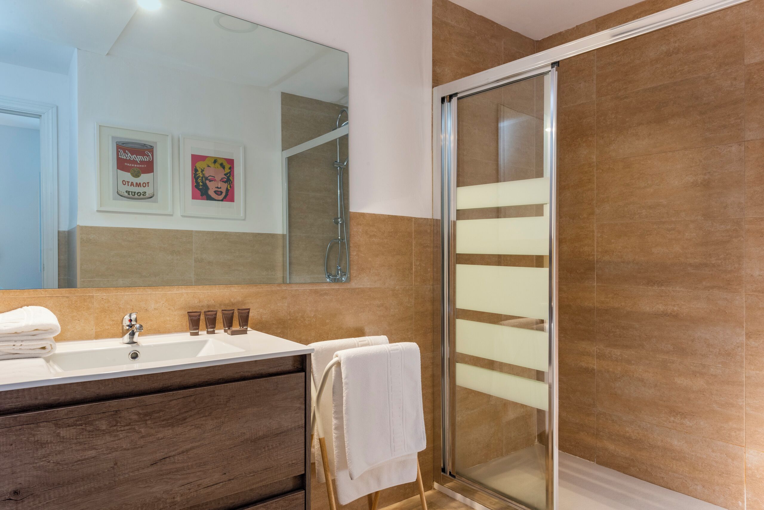 Bañera, artículos de tocador gratuitos, secador de pelo, toallas