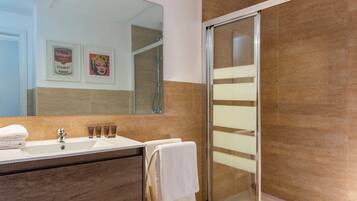 Bañera, artĂculos de tocador gratuitos, secador de pelo, toallas