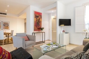 Appartement (1 Bedroom) | Coin séjour | Télévision de 32 pouces avec chaînes par câble