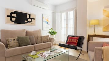 Appartamento (1 Bedroom) | Area soggiorno | TV 32 pollici con canali via cavo