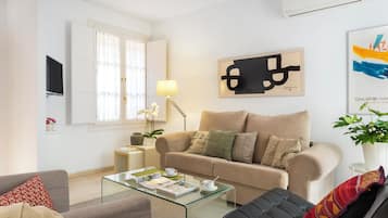 Appartement (1 Bedroom) | Woonruimte | Een 32-inch televisie met kabelzenders