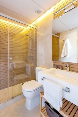 Apartment (1 Bedroom) | Bathroom | Shower, hair dryer, bidet, towels - Genteel Home Murillo (Seville)